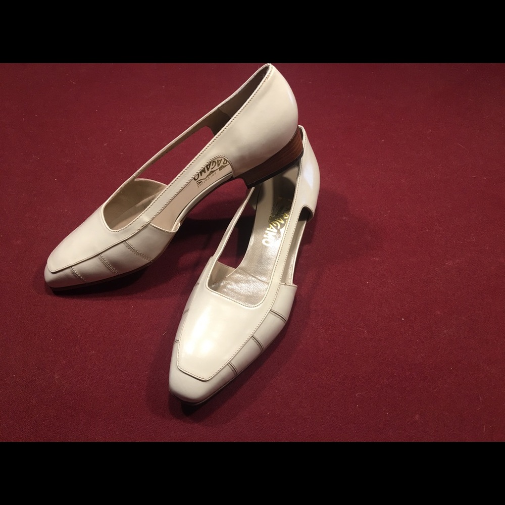 Salvador Ferragamo cream color leather flats 9.5B